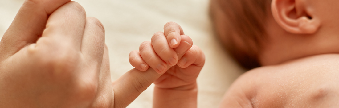 Como fazer arrotar um bebé recém-nascido?