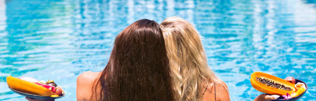 Proteja o seu cabelo do sol e do cloro da piscina com os melhores produtos de proteção solar para o cabelo.